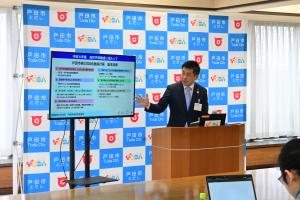 記者会見を行う戸田市長