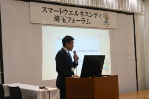 講演を行う戸田市長