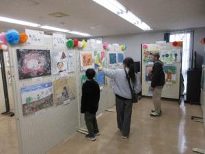 小中学生の絵画作品の展示ブース
