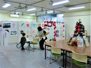 小中学生絵画作品やサークル展示の様子