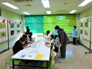 ネイチャークラフト「竹のキーホルダー作り」の様子