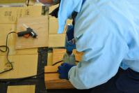 ドリルで穴あけはスタッフがお手伝い