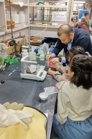 埼玉大学工学部無機化学研究室での見学会にて実験を行う様子
