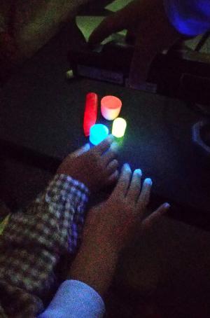 埼玉大学工学部無機化学研究室での見学会での実験様子