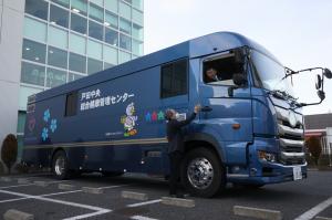 巡回健診用のレントゲン車へ搭乗体験をする市長