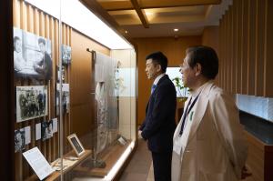 中村隆俊記念館の美空ひばりさんの資料を見る市長とセンター長