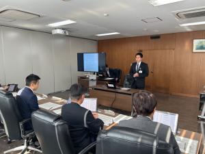 委員の前でプレゼンテーションする職員の写真2