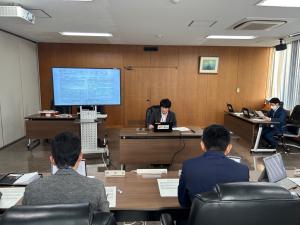 委員の前でプレゼンテーションする職員の写真3