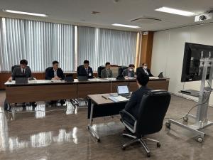 委員の前でプレゼンテーションする職員の写真4