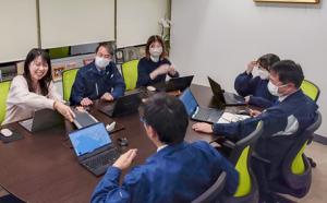 取引先と話す様子