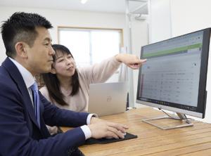 市長がkintoneを体験する様子