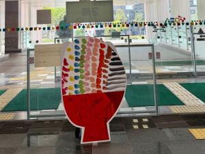 風除室前の展示物写真