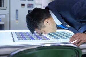 「見当合わせ」を体験する市長