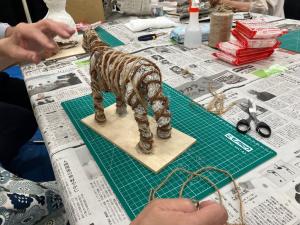 骨組みを作っている様子の写真