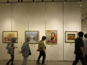 来場者が絵画を眺める写真