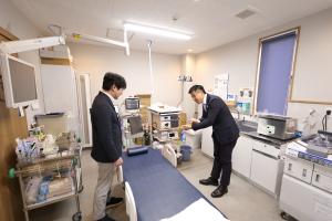 痛みの少ない内視鏡検査の説明を受ける市長の様子