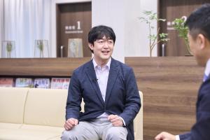 市長のインタビューを受ける福田事務長