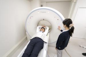 CT検査の体験を受ける市長