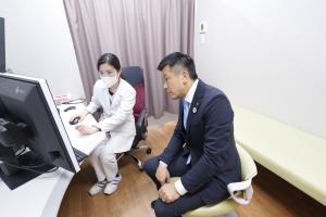 検査結果の説明を受ける市長