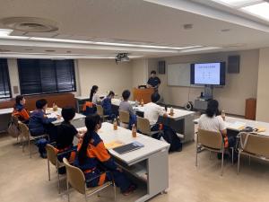 座学の研修を受けている