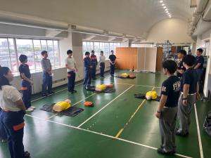 実技の指導を受けている様子