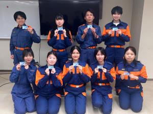 修了証を授与された集合写真