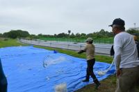 参加者が投網を投げる