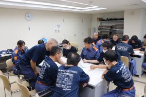 座学の研修を受けている