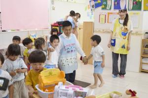 子どもたちが協力しおもちゃを片付ける様子