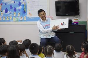 園児へ読み聞かせをする市長