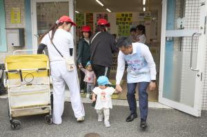 園児の外出に付き添う市長