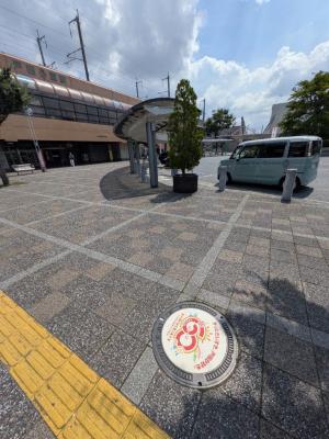 戸田公園駅西口の市制施行60周年デザインマンホールの設置状況