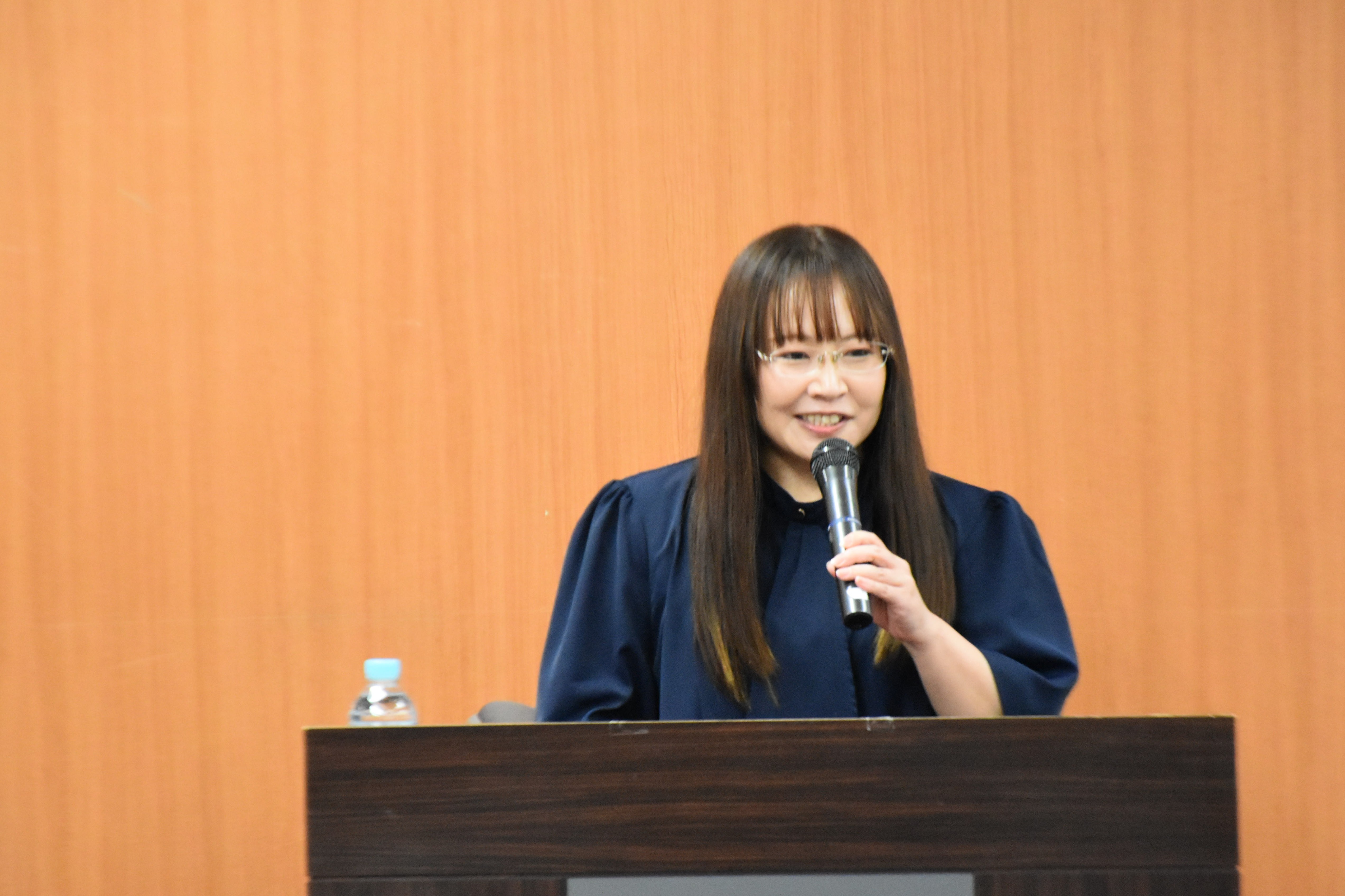 講師が講演している様子