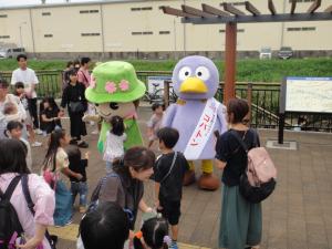 コバトンと一緒に子供達とふれあうとだみちゃんの写真