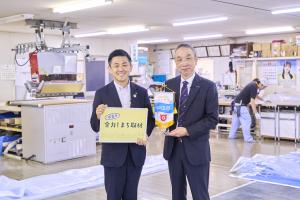 記念撮影をする市長と代表取締役