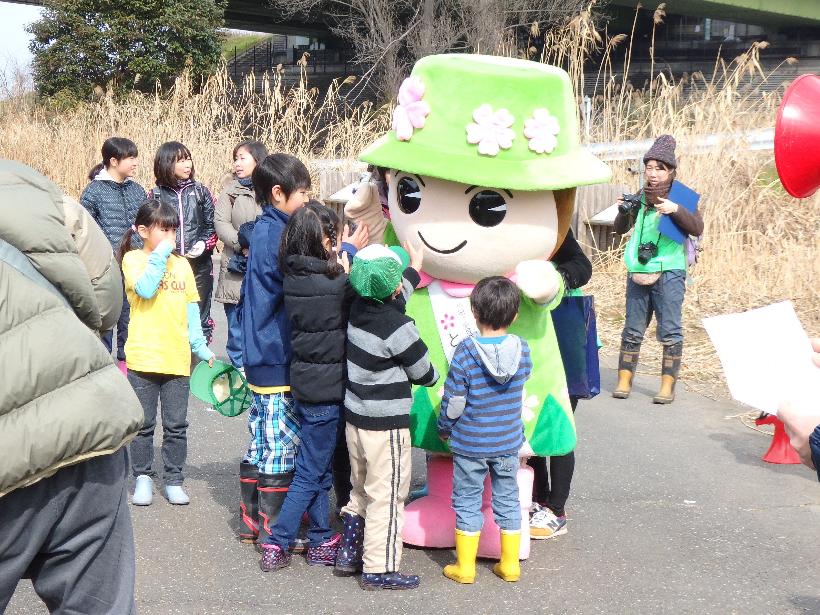 とだみちゃんと子どもたちの写真