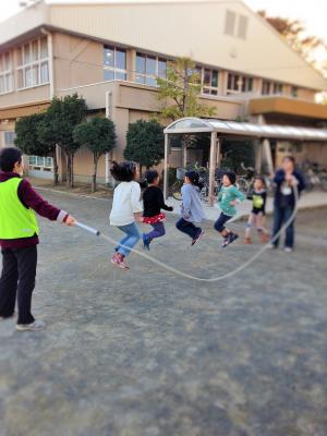 大なわとびで遊ぶ様子